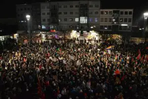 Breiter Schulterschluss gegen Rechtsextremismus: Menschenmenge bei der Kundgebung vor dem Mainzer Staatstheater. - Foto: gik