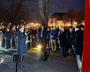 Rede von Oberbürgermeister Nino Haase (parteilos) beim Gedenken am 27., Januar, dem Holocaust-Gedenktag in Mainz. - Foto: gik