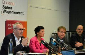 Pressekonferenz des neuen "Bündnis Sahra Wagenknecht" in Mainz, von links;: Alexander Ulrich, Sahra Wagenknecht, Andreas Hartenfels. - Foto: gik