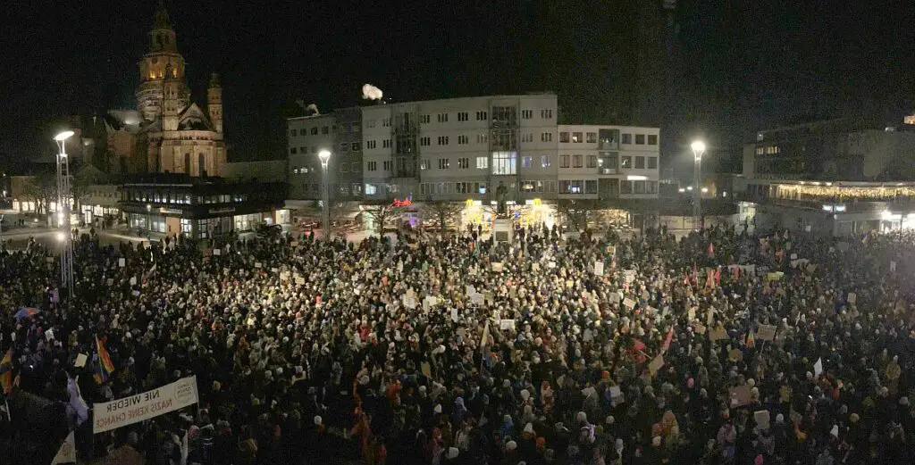 Rund 7.000 Menschen gingen am Donnerstagabend in Mainz gegen Faschismus und gegen die AfD auf die Straße. - Foto: gik