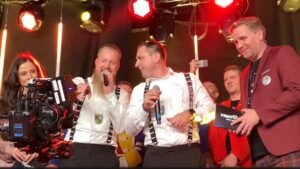 Andreas und Matthias Bockius (Mitte) alias "Dobbelbock" holen das Triple: Den dritten Sieg im dritten SSC Song Contest des GCV. - Foto: gik