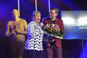 Überraschung am Ende: Margit Sponheimer bekommt den "Goldenen Steher" für ihr Lebenswerk verliehen. - Foto: gik