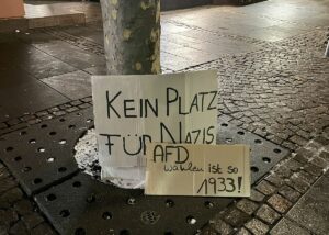 Schild "Kein Platz für Nazis" auf der Demo "Zeichen gegen rechts". - Foto: gik