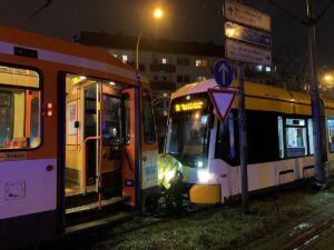 Straßenbahn abschleppen: Manche Bahnen mussten Mittwochnacht durch andere Bahnen abgeschleppt werden. - Foto: Mainzer Mobilität