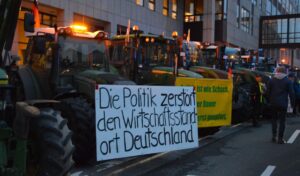 Protest von Landwirten vor der Mainzer Rheingoldhalle beim besuch von Wirtschaftsminister Robert Habeck (Grüne). - Foto: gik