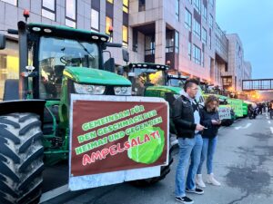 Traktoren-Protest vor der Rheingoldhalle in Mainz: "Gemeinsam gegen den Ampelsalat" - das war das übergreifende Motto des Abends. - Foto: gik 