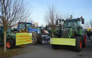 Diverse Traktoren mit Protestplakaten auf dem Messeglände in Mainz-Hechtsheim. - Foto: gik