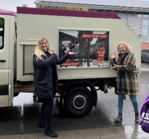 Start für eine neue Anti-Littering-Kampagne in Mainz mit Umweltdezernentin Janina Steinkrüger (Grüne, rechts). - Foto: Stadt Mainz