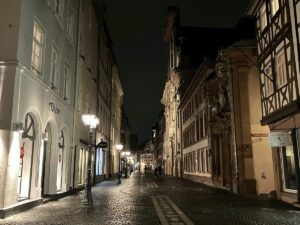 Mainz bei Nacht: schön, aber eine Genuss-Ödnis? - Foto: gik