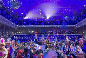 Ein großes Meenzer Fastnachtsfest: Die Livesendung "Mainz bleibt Mainz, wie es singt und lacht" am Freitagabend im ZDF. - Foto: gik