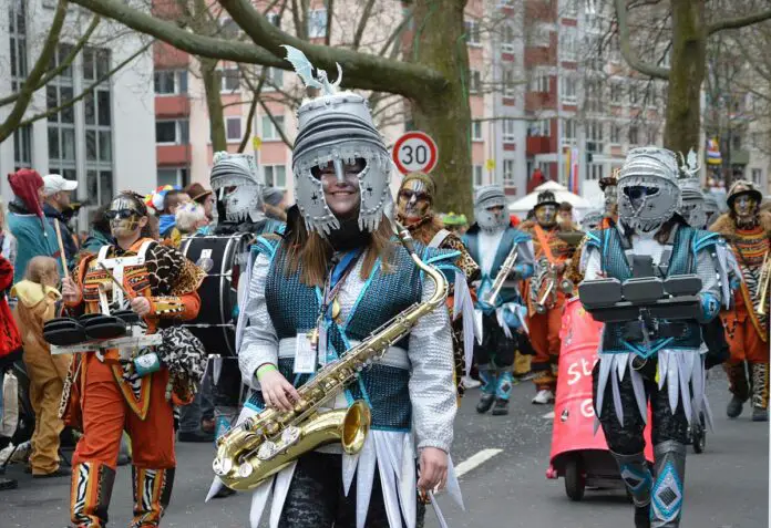 71. Rosenmontagszug In Mainz: Friedlich, Fröhlich Und Unendlich Lang ...