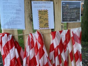 Rot-Weißes Flatterband als Zeichen der Solidarität mit den Landwirten und ihren Protesten, dafür werben die Landwirte. - Foto: LSV RLP 