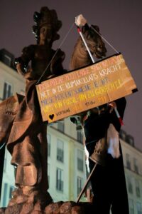 Sankt Martin mit Protestplakat der "Letzen Generation". - Foto: Letzte Generation