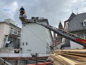 Drama an der Fuststraße: Aus der Baugrube musste ein abgestürzter Bauarbeiter gerettet werden. - Foto: Feuerwehr Mainz