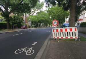 Fahrbahn statt gesperrter Radweg: Die Stadt Mainz benutzt die Piktogramme dafür, Radfahrer auf die Straße zu lenken - obwohl sie dafür nciht vorgesehen sind. - Foto: gik