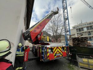 Millimeterarbeit mit der Drehleiter an der Fuststraße am Samstag in Mainz. - Foto: Feuerwehr Mainz