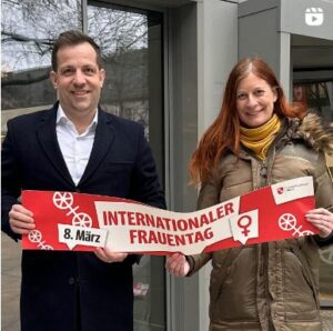 Aktion der Stadt Mainz zum Internationalen Frauentag mit OB Nino Haase (parteilos) und der Leiterin des Frauenbüros, Corinna Appelhäuser. - Foto: Stadt Mainz auf Instagram