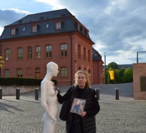 Inka Orth mit Puppe "Johanna" im Hof der Staatskanzlei am Samstag in Mainz. - Foto: gik