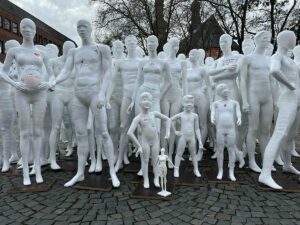 "Stumme Zeugen": Mit dieser Installation aus 135 Schaufensterpuppen vor dem Landtag in Mainz erinnerte der Künstler Dennis Meseg im Februar 2024 an die Toten der Flutnacht im Ahrtal. - Foto: Meseg