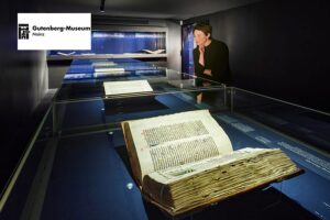 Schatzkammer des Gutenberg-Museums in Mainz mit den weltberühmten und kostbaren Gutenberg-Bibeln. - Foto: Gutenberg Museum