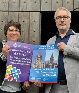 Dekan Andreas Klodt und Christuskirchen-Pfarrerin Eva Lemaire starten Plakataktion für Demokratie & Vielfalt der Kirchen. - Foto: Christuskirche