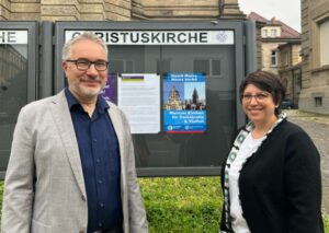 Protestieren gegen AfD-Werbung mit der Christuskirche: Dekan Andreas Klodt und Christuskirchen-Pfarrerin Eva Lemaire. - Foto: Christuskirche/EKHN