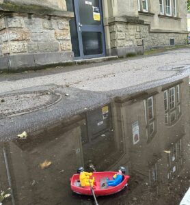 Seenplatte nach Regen: Der Platz vor dem Wilhelm-Spies-Haus in Mainz-Laubenheim behindert massiv die Menschen. - Foto: FDP Mainz