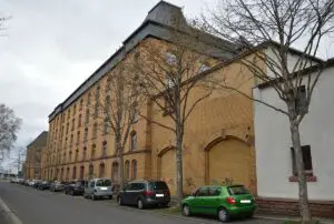 Das Gebäude der alten Kommissbrotbäckerei in der Mainzer Neustadt von der Rückseite. - Foto: gik