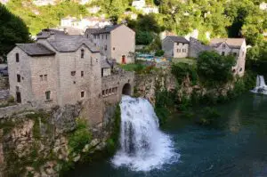 Frankreich: 98 Prozent Versicherungsabdeckung, bezahlbare Prämi9en, schnelle Entschädigung. Der Ort: Ste. Chely du Tarn. - Foto: gik