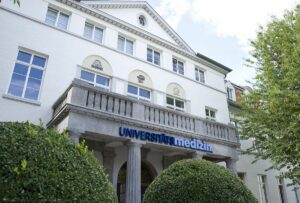 Der Haupteingang der Universitätsmedizin Mainz: Die Uniklinik ist von einem massiven Datenklau betroffen. - Foto: Universitätsmedizin Mainz/ Peter Pulkowski