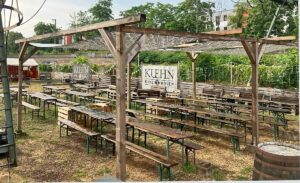 Der Biergarten der Brauerei KUEHN KUNZ ROSEN: Chill-Out Zone im Sommer. - Foto: gik