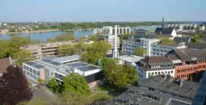 Photovoltaikanlage auf der Anne Frank-Schule in Mainz: Viel zu wenig Sonnenkollektoren auf den städtischen Dächern. - Foto: gik