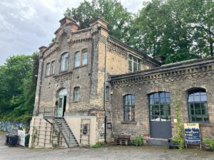 Das Alte Rohrlager in der Wormser Straße ist seit 23017 die Heimat der Brauerei KUEHN KUNZ ROSEN. - Foto: gik