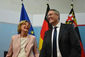 Alexander Schweitzer mit seiner Vorgängerin Malu Dreyer (beide SPD) bei seiner Vorstellung als ihr Nachfolger im Amt des Ministerpräsidenten. - Foto:; gik