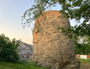 Der Drususstein auf der Zitadelle in Mainz im Mai 2023: Das Bauwerk ist ein antikes Ehrengrab für den römischen Feldherrn Drusus. - Foto: gik