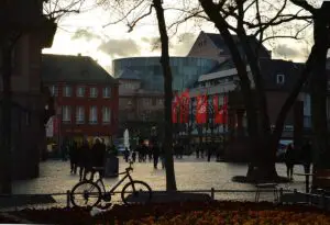 Schon im März wollte der Winter nicht weichen, wie hier in Mainz auf dem Domplatz. - Foto: gik