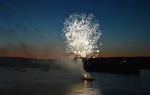 Filigrane Feuerwerkskunst gabs beim großen Abschlussfeuerwerk am Montagabend. - Foto: gik