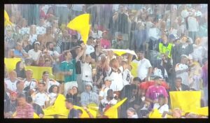 Fußballfans während des unterbrochenen EM-Achtelfinalspiels im Stadion. - Screenshot: gik