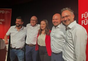 Erleichtert und jubelnd am Ende des Abends: Die Mainzer SPD mit Kreischefin Jana Schmöller (Mitte) und Ko-Kreischef Ata Delbasteh (ganz rechts). - Foto: gik