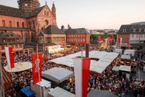 Rund um den Mainzer Dom wird vier Tage lang gefeiert, hier das große Weindorf der Mainzer Winzer. - Foto: Stadt Mainz