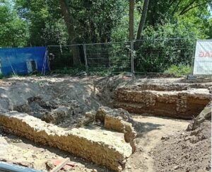 Römische Mauerreste in einer kleinen Neben-.Baugrube beim TRON-Gelände in der Mainzer Oberstadt. - Foto: Unsichtbare Römergarde