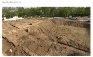 So sah die TRON-Baugrube am Tag des Spatenstichs des 09. April 2024 aus, die Mauerreste wurden oberhalb davon auf der anderen Straßenseite gefunden. - Video: SWR, Screenshot: gik