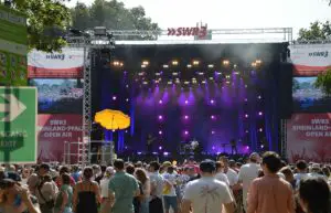 Am späten Nachmittag wurde das SWR3 RLP Open Air Festival in Mainz noch bei Temperaturen von bis zu 30 Grad auf der Großen Bleiche gestartet - trotz massiver Unwetterwarnungen. - Foto: gik