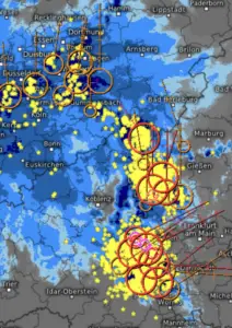 Stormtracking von Kachelmannwetter gegen Mitternacht, die gelben Kreise unten betreffen Rheinhessen und Mainz. - Screenshot: gik