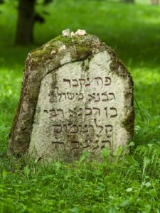 Alter Grabstein auf dem Jüdischen Friedhof Am Judensand in Mainz. - Foto: Stadt Mainz/Carsten Costard