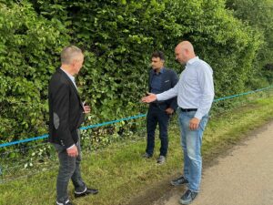 Aufstellen von Elektrozäunen in Hessen mit Landwirtschaftsminister Ingmar Jung (CDU, ganz rechts). - Foto HMLU