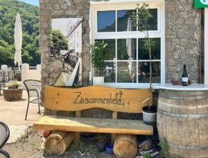 Eine "Zusammenheld"-Bank vor der Vinothek von Michael Land in Marienthal im Ahrtal, in der Vinothek gibt es eine Fotoausstellung zur Flutnacht des 14. Juli 20221. - Foto: gik