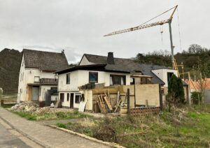 Hausruinen in Altenburg im Ahrtal im März 2024: Der Frust über den schleppenden Wiederaufbau im Ahrtal sitzt vielerorts tief. - Foto: gik