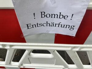 Warnschild an einer Absperrung in Mainz. - Foto: Stadt Mainz