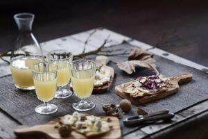 Federweißer und Zwiebelkuchen: Die Vorboten für den Herbst. - Foto: DWI